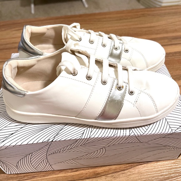3/$20 🌸 Chase and Chloe white and silver Yaya sneakers, Size 8 - Picture 3 of 8